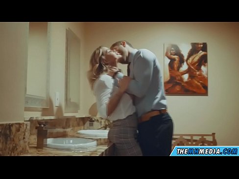 ❤️ Pe a faaosoosoina oe e se blonde busty i totonu o se faletaele lautele ️❌ Pono faigata ❤